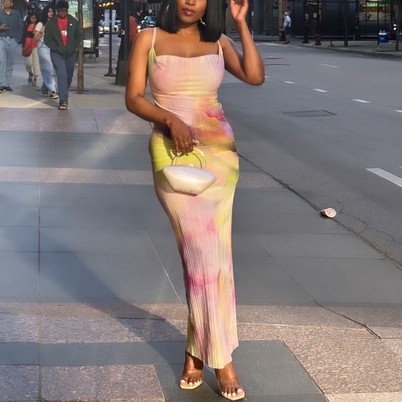 Pretty Little Thing Multi Watercolour Plisse Strappy Maxi Dress - Picture 7 of 7